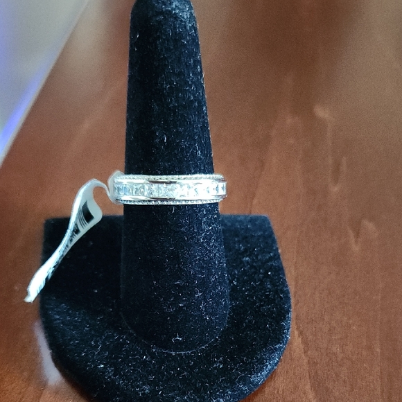 JTV Silver Band Ring with Simulated Diamonds all around. - Picture 3 of 3